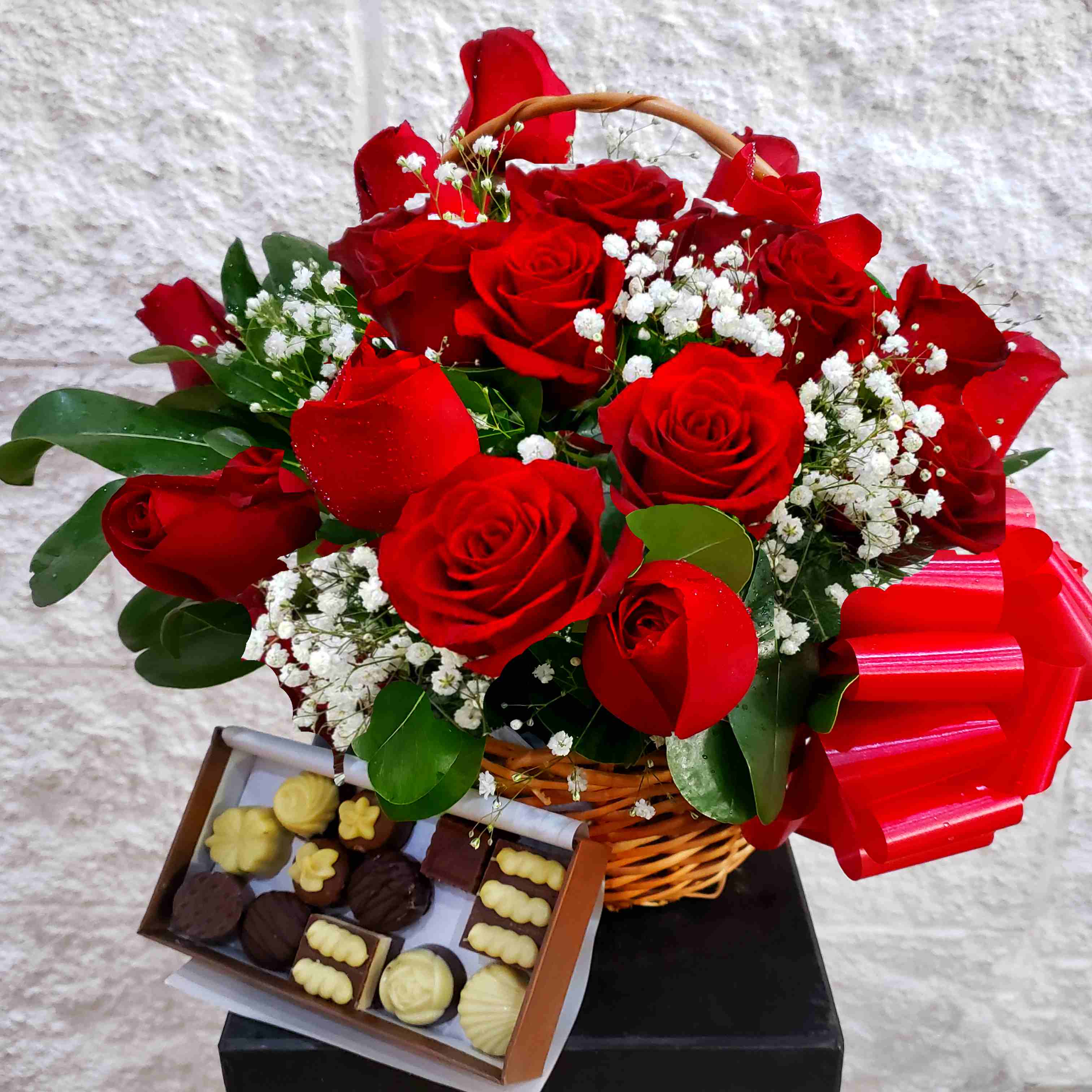 Foto de Canasta con 24 rosas y exquisitos bombones 